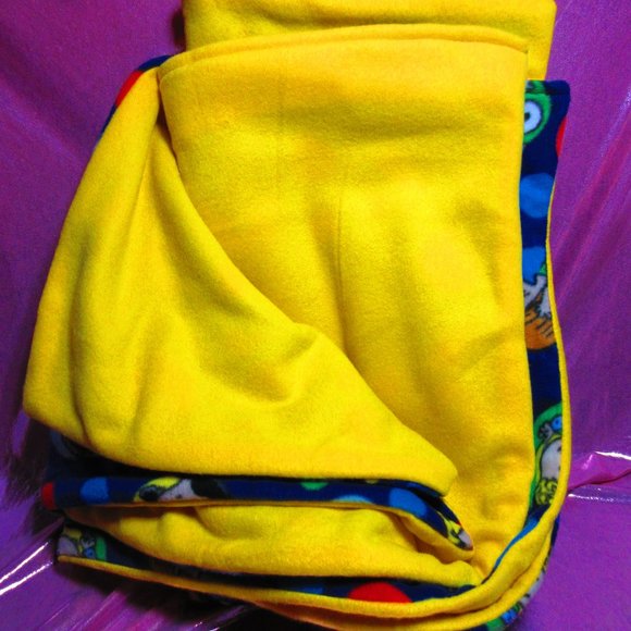 Peanuts Polka Dot 87" x 58" Fleece Blanket - Picture 3 of 3